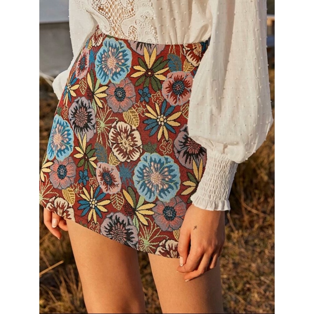 🎉JUST IN! Floral Embroidered Jacquard Mini Skirt - Picture 3 of 5
